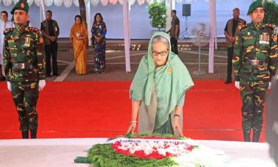 টুঙ্গিপাড়ায় বঙ্গবন্ধুর সমাধিতে প্রধানমন্ত্রীর শ্রদ্ধা