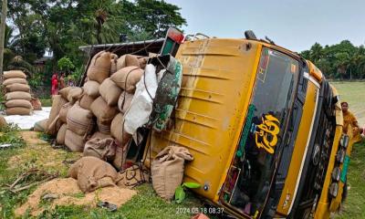 সাতক্ষীরায় ট্রাক উল্টে ২ শ্রমিক নিহত