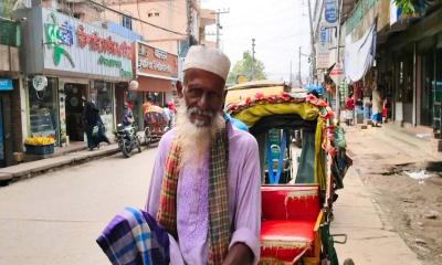 পেটের দায়ে ৭৭ বছর বয়সেও রিকশাচালান মহর আলী