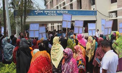 পাবনায় যুবক হত্যায় জড়িতদের গ্রেপ্তারের দাবিতে বিক্ষোভ