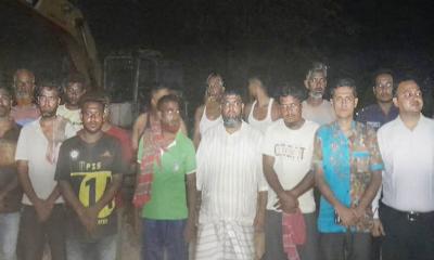 পাবনায় পদ্মার তীর থেকে অবৈধভাবে মাটি কাটায় ১৪ জনের কারাদণ্ড
