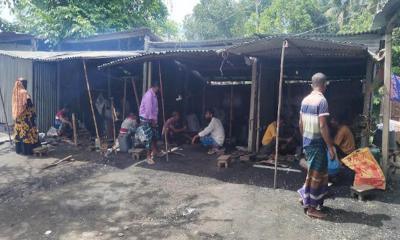 পাকুন্দিয়ায় ঈদকে সামনে রেখে ব্যস্ত কামাররা
