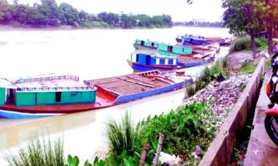 সুরমা নদীতে লোভাছড়ার জব্দকৃত পাথরসহ ৯ নৌকা আটক