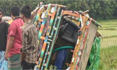 পত্নীতলায় সড়ক দুর্ঘটনায় পিকআপ চালক নিহত