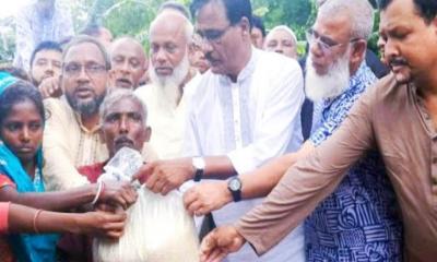 নেত্রকোণায় ঋষি সম্প্রদায়ের ক্ষতিগ্রস্ত পরিবারের পাশে বিএনপি নেতা