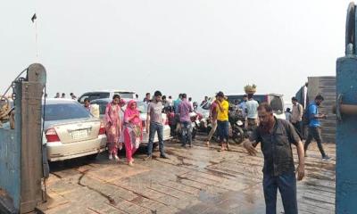 দৌলতদিয়া-পাটুরিয়া ঘাটে ঢাকামুখী যাত্রীদের চাপ