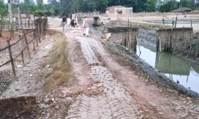 ২০ বছর ধরে যানবাহন চলাচল করে না যে সড়কে
