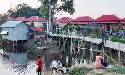 আশ্রয়নের বাসিন্দাদের একমাত্র ভরসা বাঁশের সাঁকো