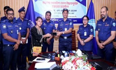 রাঙ্গামাটিতে ৩০টি হারানো মোবাইল উদ্ধার করে মালিকের নিকট হস্তান্তর