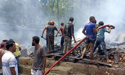 পিরোজপুরে আগুনে পুড়ে তিনটি বসত বাড়ি ছাই