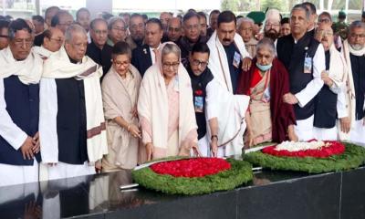 স্বদেশ প্রত্যাবর্তন দিবসে বঙ্গবন্ধুর প্রতিকৃতিতে প্রধানমন্ত্রীর শ্রদ্ধা