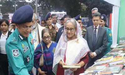 ডিএমপির প্রকাশিত বই কিনলেন প্রধানমন্ত্রী