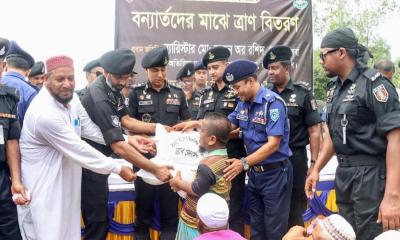 বন্যা দুর্গতদের র‌্যাব ডিজির ত্রাণ বিতরণ