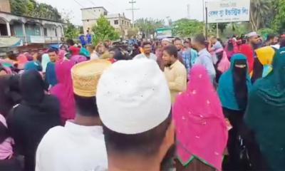 রায়পুরে বকেয়া বেতনের দাবিতে সড়ক অবরোধ