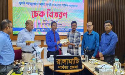 রাঙামাটিতে জুলাই গণঅভ্যুত্থানে আহতদের মাঝে চেক বিতরণ