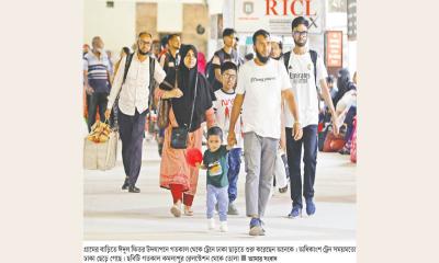 কমলাপুর রেলওয়ে স্টেশনে বাড়ি ফেরা মানুষের ভিড়