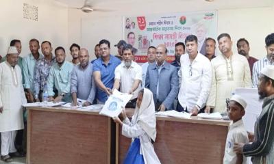 রাউজানে আন্তর্জাতিক মাতৃভাষা দিবস উপলক্ষে শিক্ষা সামগ্রী বিতরণ