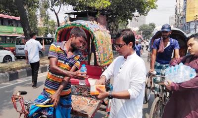 শ্রমজীবীদের মাঝে মহানগর আ’লীগ নেতা রিয়াজের স্যালাইন ও পানি বিতরণ