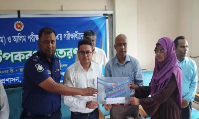 সাদুল্লাপুরে শিক্ষা উপকরণ বিতরণ