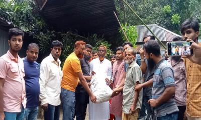 সালথায় ঝড়ে ক্ষতিগ্রস্তদের পাশে দাঁড়াল যুবদল
