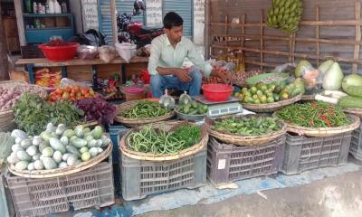 সাপাহারে লাফিয়ে বাড়ছে নিত্যপণ্যের দাম