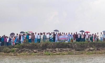 ভিটেমাটি রক্ষা ও বালু উত্তোলন বন্ধের দাবিতে ৭ কিলোমিটারজুড়ে মানববন্ধন