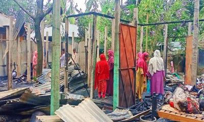 অগ্নিকাণ্ডে ছাই হয়ে গেল ৪ বসতঘর, ক্ষতি প্রায় ৫০ লাখ টাকা