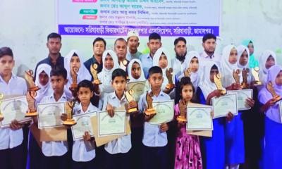 বৃত্তিপ্রাপ্ত শিক্ষার্থীদের ক্রেস্ট, সনদ ও আর্থিক অনুদান বিতরণ