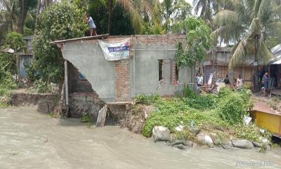 সন্ধ্যা নদীর ভাঙনে ফেরি চলাচল বন্ধ, দুর্ভোগ চরমে