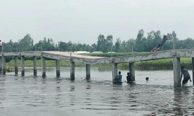 কাজ শেষ না হতেই দেবে গেল ৩০ লাখের সেতু