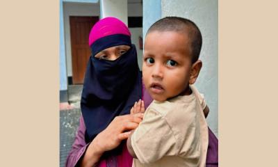 কুড়িয়ে পাওয়া অবুঝ শিশুটি পরিবারের কাছে ফিরে যেতে চায়