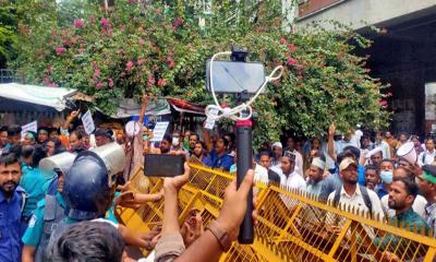 সচিবালয় অভিমুখে শিক্ষকদের পদযাত্রায় পুলিশের বাধা