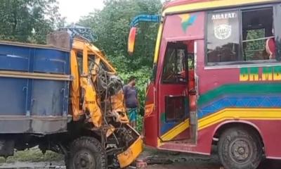 সিংগাইরে ট্রাক-বাস মুখোমুখি সংঘর্ষে নিহত ১