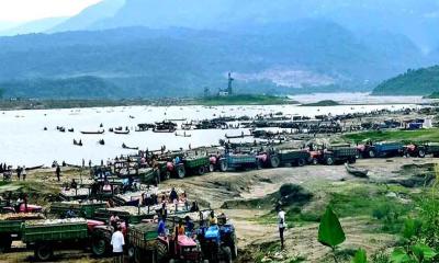 ভোলাগঞ্জে প্রতিদিন লুট হচ্ছে কোটি টাকার পাথর-বালু