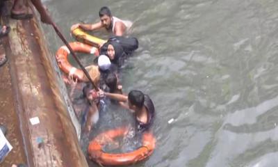 সদরঘাটে লঞ্চে উঠতে গিয়ে বুড়িগঙ্গায় পড়ে গেলেন নারী-শিশুসহ ৫ যাত্রী