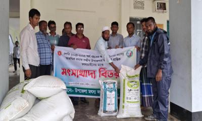 সন্দ্বীপে প্রান্তিক মৎস্যচাষীদের মাঝে খাদ্য সহায়তা বিতরণ