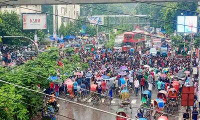 কোটা সংস্কারের দাবিতে শিক্ষার্থীদের শাহবাগ অবরোধ