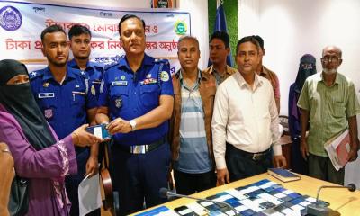 পিরোজপুরে উদ্ধার হওয়া ২৬টি মোবাইল ফোন হস্তান্তর