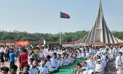 স্বাধীনতা দিবসে স্মৃতিসৌধে মানুষের ঢল