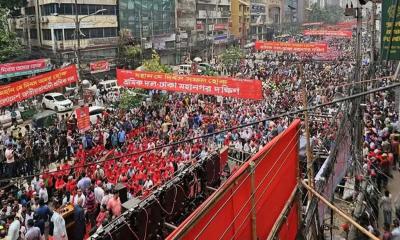 নয়াপল্টনে শ্রমিক দলের সমাবেশ চলছে