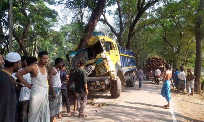 সুবর্ণচরে ট্রাক দুর্ঘটনায় হেল্পার আহত
