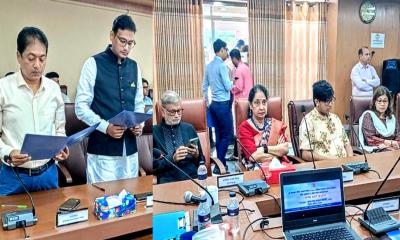 মা-বাবার উপস্থিতিতে শপথ নিলেন সাদাত মান্নান অভি