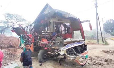 নরসিংদীতে বাস-কাভার্ডভ্যানের মুখোমুখি সংঘর্ষে নিহত ২