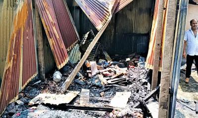 টাঙ্গাইলের যৌনপল্লীতে অগ্নিকাণ্ডে ২২টি ঘর ভস্মীভূত