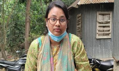 বিয়ের দাবিতে হিন্দু প্রেমিকের বাড়িতে মুসলিম তরুণীর অনশন