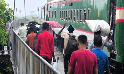 ছাউনি না থাকায় ঈশ্বরদী বাইপাস স্টেশনে যাত্রীরা বৃষ্টিতে ভিজে নাকাল