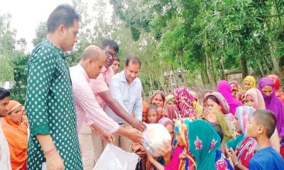 রাজারহাটে ৪‍‍`শ অসহায় পরিবারের মাঝে ত্রাণ সামগ্রী বিতরণ