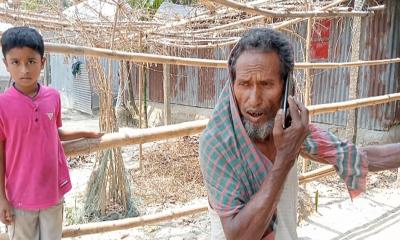 বাড়ির রাস্তায় বেড়া দিয়ে প্রবাসীর পরিবারকে জিম্মি