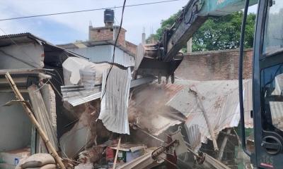 নরসিংদীতে শতাধিক অবৈধ স্থাপনা গুঁড়িয়ে দিলো রেলওয়ে কর্তৃপক্ষ