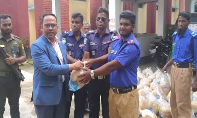 মধুপুরে গ্রাম পুলিশদের মাঝে ঈদসামগ্রী বিতরণ